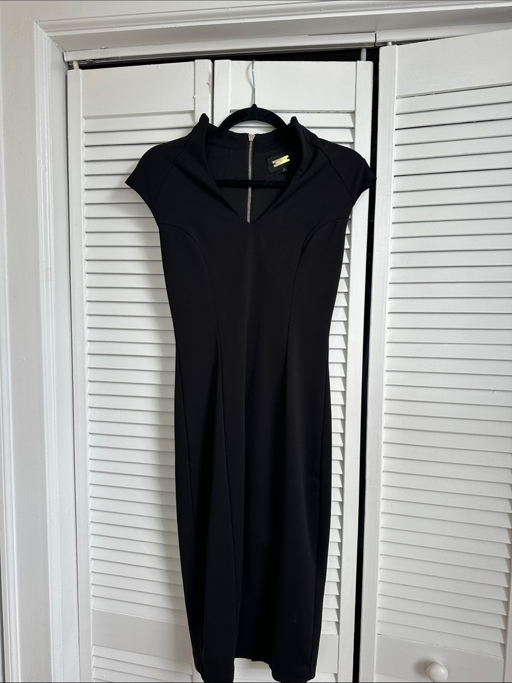 Alexia Admor Black Midi Dress with Subtle V-Neck